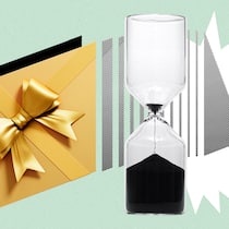 Geschenke mit Verfallsdatum Eine Geschenkkarte neben einer Sanduhr vor grünem Hintergrund. Wann Geschenkbons ihre Gültigkeit verlieren.