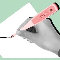 Was gilt, wenn ich krankgeschrieben wurde? Eine Hand «schreibt» mit einem Fieberthermometer etwas auf ein Stück Papier - Wer krankgeschrieben ist, sollte wissen, welche Rechte ihm oder ihr zustehen. Die häufigsten Fragen und Antworten zur Arbeitsunfähigkeit in der Schweiz