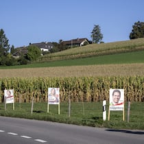 Geld allein macht keine Politiker Schilder von Parteien und Kandidierenden