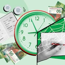 Teilzeit arbeiten – aber richtig Eine Uhr vor 50 Franken Noten, Münzen und einem Notizblock mit Rotstift. Wer in Teilzeit arbeiten möchte, sollte nachrechnen.