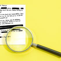 Unterschrift vergessen – Millionen verloren Unter der Lupe zu sehen: Auf dem Testament fehlt die Unterschrift. Die Verstorbene hat ihren Willen im Testament festgehalten – aber ohne Unterschrift. Das bringt eine Erbin um Millionen. Auch ein Gang vor Gericht hilft nicht.