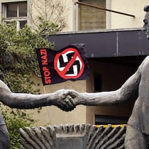 Hakenkreuz in der Schweiz bald verboten? Ständerat will Nazi-Hakenkreuze verbieten. Hier eine Aufnahme eines Banners an einer Demonstration 2005 in Aarau.