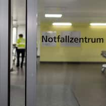 Notfallstationen laufen am Limit Eingang zum Notfallzentrum mit zwei Sanitätern