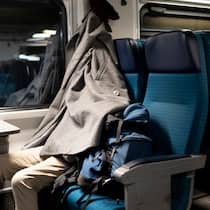 Lasst uns schlafen! Wer pendelt, kennt den Kampf gegen die bleierne Müdigkeit im Nahverkehr. Das muss nicht sein.