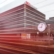 So können Sie bei den SBB reklamieren  Zu fährt an riesiger SBB Uhr vor dem neuen SBB Hauptsitz in Bern vorbei.