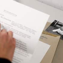 Illegale Adoptionen aus zehn weiteren Ländern Foto eines Babys in einem Umschlag zusammen mit Dokumenten