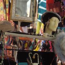 Keine Gnade für psychisch Erkrankten Hüte und Schmuck an einem Marktstand
