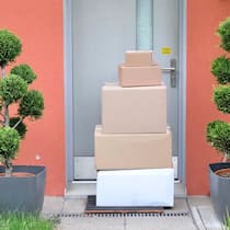 Jetzt werden Pakete geklaut – wie schützt man sich? Ein Paketstapel steht vor einer Haustüre. Weihnachtszeit ist Päckli-verschick-Zeit. Und Klau-Zeit. Wie oft Pakete gestohlen werden und was Sie dagegen tun können.