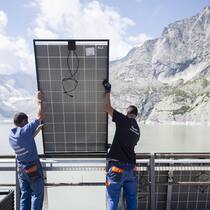 Erneuerbare Energie: Wo steht die Schweiz? Photovoltaik-Anlage wird installiert. Testen Sie Ihr Wissen im Quiz zum Thema «Erneuerbare Energie».