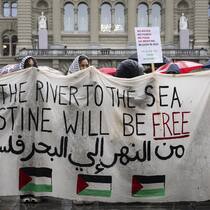 Pro-Palästina-Parole ist nicht strafbar Menschen tragen an einer Demonstration das Transparent «From the river to the sea, Palestine will be free». Diese Parole ist laut der Staatsanwaltschaft Basel-Stadt nicht verboten.