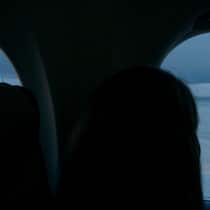 Chatten über den Wolken – was Sie dazu wissen müssen Eine Frau schaut aus dem Fenster einer Swiss-Maschine. Bei der Swiss können auf Kurzstrecken bald gratis bald Whatsapp-Nachrichten verschickt werden.