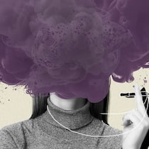 Rauchstopp dank Kette? Wirkt nicht, sagt die Lungenliga Raucherin zieht an Rauchenwtöhnungskette. Ihr Gesicht ist hinter violettem Rauch versteckt. Die Ketten bringen nichts, sagt die Lungenliga.
