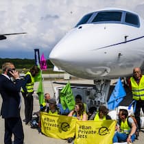 Reiche schaden dem Klima mehr als alle anderen Demonstranten blockieren einen Privatjet - Die reichsten zehn Prozent verursachen laut einer neuen Studie zwei Drittel der Erderwärmung. Braucht es höhere CO₂-Steuern für Reiche