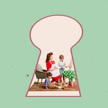 Nanny gesucht – so läuft alles korrekt Durch ein Schlüsselloch betrachtet, das in ein Wohnzimmer führt, sitzt eine Kinderbetreuerin mit zwei kleinen spielenden Kindern zusammen. Wer eine Nanny engagiert, wird zum Arbeitgeber und hat dadurch rechtliche Verpflichtungen. Was Eltern dazu wissen müssen.