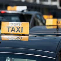 Zürcher Taxifahrer müssen zum Deutschtest Gelbes Taxi-Schild auf schwarzem Auto am Taxistandplatz am Zürcher Hauptbahnhof