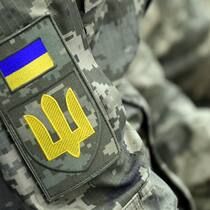 Diese Spenden sind verboten Ukrainisches Abzeichen auf Militäruniform