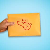 Immer mehr Meldestellen für Missstände Eine Hand hält ein Couvert, in dem sich eine vertrauliche Meldung befindet. Eine Studie hat untersucht, dass es immer mehr Meldestellen für Whistleblower gibt