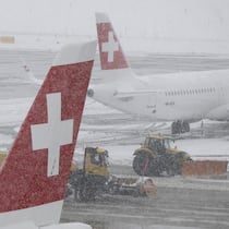 Das sind Ihre Rechte, wenn der Flug ausfällt Fahrzeuge befreien den Flughafen Zürich von den verschneiten Pisten. Diese Rechte haben Sie, wenn Ihr Flug wegen dem Winterchaos ausfällt.