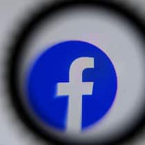 Bund tut sich schwer mit Facebook-Regulierung (FILES) In this file photo taken on October 18, 2021 in Moscow shows the US online social media and social networking service Facebook's logo on a tablet screen. - Facebook announced over $9 billion in quarterly profits on October 25, 2021, hours after a US news collective published a deluge of withering reports arguing the company prioritizes its growth over people's safety. (Photo by Kirill KUDRYAVTSEV / AFP) (KEYSTONE/AFP/KIRILL KUDRYAVTSEV)