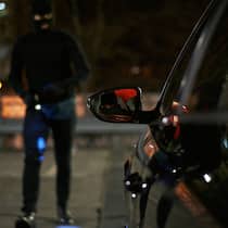 Banden klauen immer mehr aus Autos Die Polizei rät, verdächtige Beobachtungen bei parkierten Autos über die Notrufnummer 112/117 zu melden.