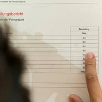 Schule ohne Noten – so reagieren Wirtschaft und Eltern Notenblatt mit Zahlennoten