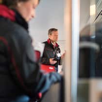 Warum fahren so viele Leute schwarz? Angestellte der SBB kontrollieren in einem Zug das Billett der Passagiere. In der Schweiz hat das Schwarzfahren zugenommen.