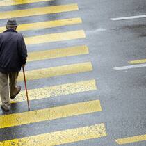 Wieso so viele Pensionierte keine Hilfe vom Staat beantragen Rentner überquert einen Fussgängerstreifen. Vielleicht hätte er Anspruch auf EL – und weiss es nicht.
