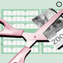 Steuern: So profitieren Sie von Abzügen Eine Schere zerschneidet einen Geldschein - Das Schönste an der Steuererklärung sind die Abzüge. Hier die besten Tipps, wie man voll auf seine Rechnung kommt