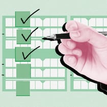 In fünf Schritten zur Steuererklärung Eine Hand mit Kugelschreiber zeichnet Häkchen auf ein Formblatt. Was man beachten muss, wenn man die Steuererklärung ausfüllt.