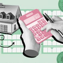 Das kann man für den Unterhalt abziehen Zwei Hände bedienen einen Taschenrechner vor einem Haus und Münzen. Welche Kosten einer Immobilie sich von der Steuererklärung abziehen lassen.