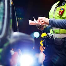 Mehr als 80’000 Führerausweise weg – das sind die Konsequenzen Das Bild zeigt einen Polizisten bei einer Autokontrolle