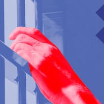 Auf freiem Fuss – nur dank Anwältin Collage-Illustration zeigt eine Hand hinter Gittern und den Fehlbefehl-Preis