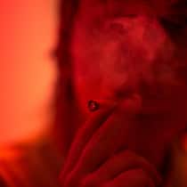 «Ich kiffe viel bewusster» Eine Person, die einen Joint raucht.