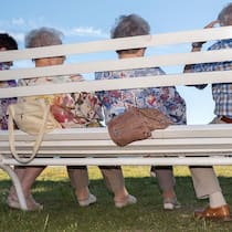 Leben wir wirklich immer länger? Pensionäre am See.