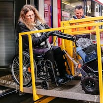 SBB bremsen Rollstuhlfahrerin aus Rollstuhlfahrerin Marlies Zimmermann benützt eine "Mobilift" Hebebühne für den Zugeinstieg an einem Info-Tag der Räthischen Bahn.