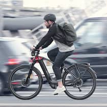 Tacho für E-Bikes, neue SBB-Reservierung Mann mit schnellem E-Bike unterwegs im Strassenverkehr
