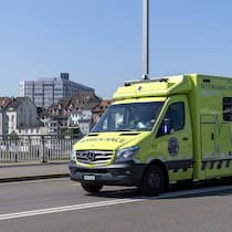 So wirkt sich Tempo 30 auf Ambulanz und Feuerwehr aus Ein Ambulanz-Fahrzeug faehrt ueber die Johanniterbrueckein Basel, am Dienstag, 23. Juni 2020. (KEYSTONE/Georgios Kefalas)