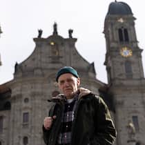 Er musste in die Kammer des Paters – «es war grauenhaft» Walter Gerzner steht vor dem Kloster Einsiedeln