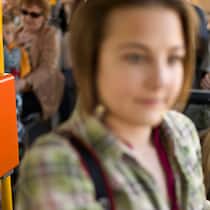 Wer kein Handy hat, bleibt aussen vor Ein Mehrfahrtenkarten-Entwerter im Bus, voll mit Pendlerinnen. Diese Entwerter sollen weg.