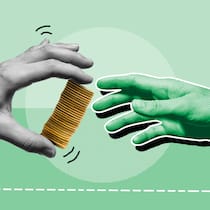 PK-Rente oder Kapital beziehen: Was ist besser für Sie? Eine Hand reicht einer anderen Hand einen Stapel mit Münzen. Immer mehr Pensionierte entscheiden sich dafür, das in der Pensionskasse angesparte Altersguthaben als Kapital zu beziehen statt als Rente. Warum das so ist und wie Sie sich entscheiden können