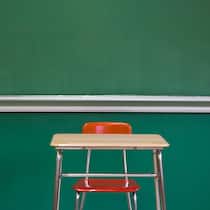 Dank SOS Beobachter zu einer Ausbildung Empty Desk by Classroom Chalkboard