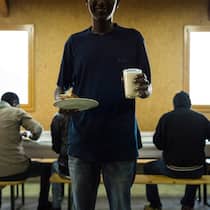 Vor Ort helfen statt abschrecken Asylsuchende verpflegen sich in einem Raum einer Asylnotunterkunft während des Frühstücks. Europa gibt Milliarden aus, um Migranten die Einreise zu erschweren. Es gäbe andere Massnahmen