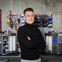 Die gefilterte Wahrheit von Evodrop Evodrop-Gründer Fabio Hüther steht vor seinen Geräten