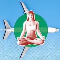 So werfen Sie die Flugangst über Bord Eine Frau im Lotussitz vor einem grünen Kreis und einem Flugzeug mit blauem Hintergrund. Was man gegen Flugangst tun kann.