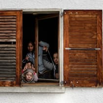 Alles anders beim Asyl Asylsuchende Kinder posieren hinter einem Fenster in der Asylunterkunft Gryon bei Villars-sur-Ollon. Von 30’000 zusätzlichen Flüchtlinge in der Schweiz ist die Rede in diesem Jahr. Das lässt die Gemeinden Alarm schlagen. Sogar linke Parteien fordern harte Massnahmen.