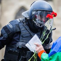 Amnesty International kritisiert die Schweiz – und jetzt? Mit einem grossen Polizeiaufgebot wird der Umuzg bei der Kundgebung zum Tag der Arbeit 2023 gestoppt in Basel.