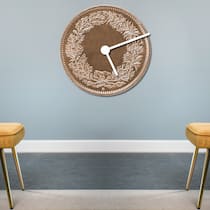 Welche Psychotherapie zahlt die Grundversicherung? Zwei bequeme Sessel stehen sich gegenüber, dazwischen hängt eine Uhr an der Wand. Das Ziffernblatt ist eine Münze.