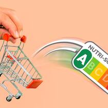 Die Migros gibt den Nutri-Score auf Eine Nutri-Score-Ampel wird aus einem Einkaufswagen geworfen. Die Migros schafft den Nutri-Score ab.