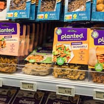 Schweizer Produkte sind im Ausland nur halb so teuer Verschiedene Fleischersatz-Produkte hängen im Kühlregal eines Coop Supermarkts