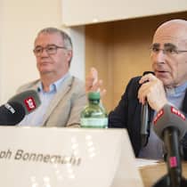 Die Kirche gibt sich Regeln – und lässt sich Zeit Ressortverantwortlicher der SBK Bischof Joseph Bonnemain, rechts, informiert neben RKZ-Praesident Roland Loos ueber den aktuellen Stand der Aufarbeitung sexuellen Missbrauchs in der katholischen Kirche, aufgenommen am Montag 27. Mai 2024 in Zuerich.